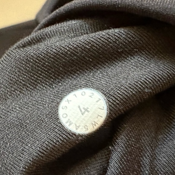 Black lululemon leggings with mesh - Picture 5 of 6